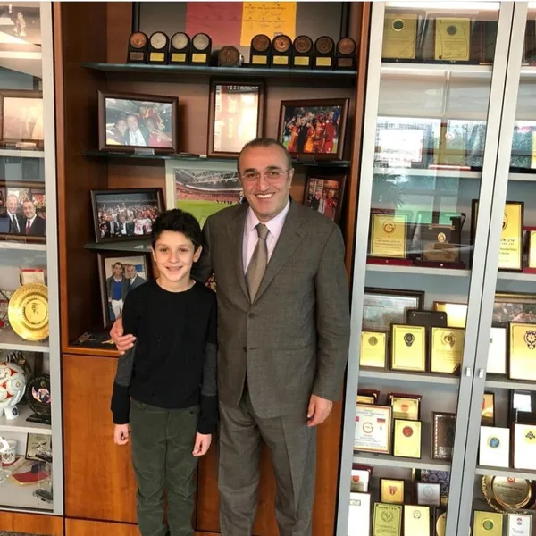 abdurrahim-albayrakin-avmnin-4uncu-katindan-duserek-olen-torunu-batuhan-bostanci-son-yolculuguna-ugurlaniyor-a-1669036167225.jpg Abdurrahim Albayrak'ın AVM’nin 4.’üncü katından düşerek ölen torunu Batuhan Bostancı son yolculuğuna uğurlanıyor... Ailenin acısı boğazları düğümledi - 2