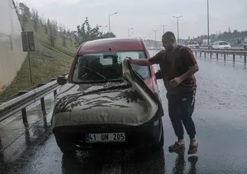 İstanbul'da şiddetli yağış! Sürücüler çareyi üst geçit altlarına saklanmakta buldu!