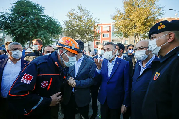 İzmir depremi sonrası bölgeye giden Cumhurbaşkanı Yardımcısı Oktay incelemelerde bulundu - 3