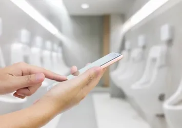 Tuvalette telefon mikrop yuvası