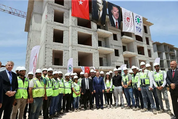 cevre-sehircilik-ve-iklim-degisikligi-bakani-mehmet-ozhasekiden-toki-aciklamasi-1-milyon-270-bin-konut-ve-37-b-1688477619631.jpg Çevre, Şehircilik ve İklim Değişikliği Bakanı Mehmet Özhaseki'den TOKİ açıklaması: 1 milyon 270 bin konut ve 37 bin 760 sosyal donatı üretildi - 1