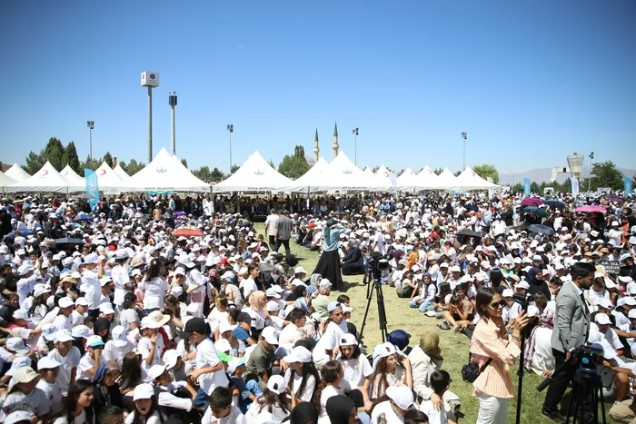 dunya-etnospor-birligi-baskani-bilal-erdogan-erzurumdaki-yaz-okullari-programinda-konustu-1755351025729.jpeg Fotoğraf (AA)