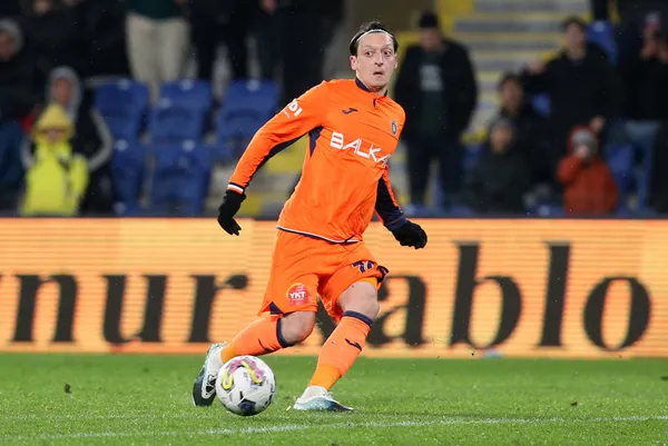 Son dakika: Mesut Özil futbolu bıraktığını açıkladı!