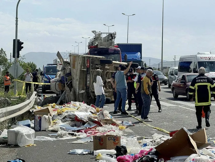 1716301256326.jpeg Kayseri'de feci kaza! İki kamyonet hurdaya döndü: 1 ölü, 4 yaralı - 2