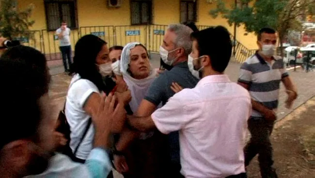 Evlat nöbeti tutan ailelere HDP’li Remziye Tosun’dan ağza alınmayacak hakaretler