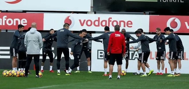 Şenol Güneş gençlerle tek tek ilgilendi