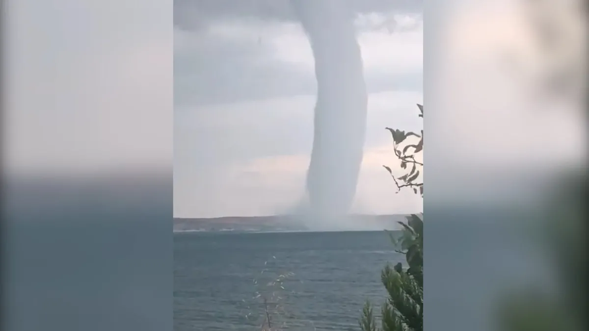 Şanlıurfa'da devasa hortum görüntülendi! Sağanak yağışlar hayatı olumsuz etkiledi