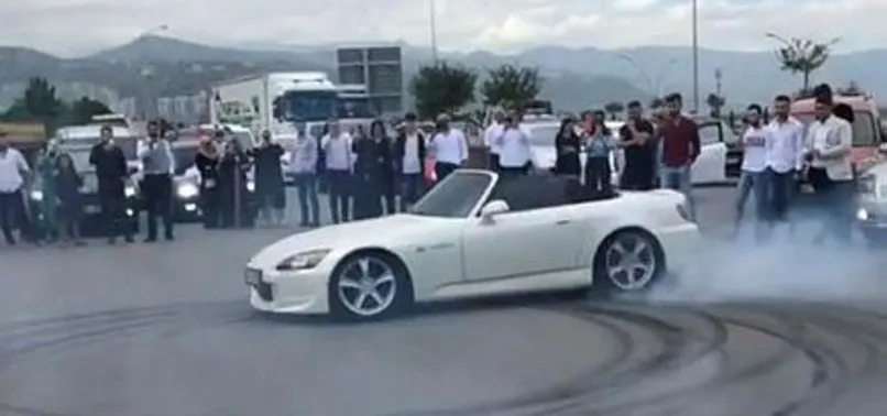 Yolu kapatıp drift yapan magandalar