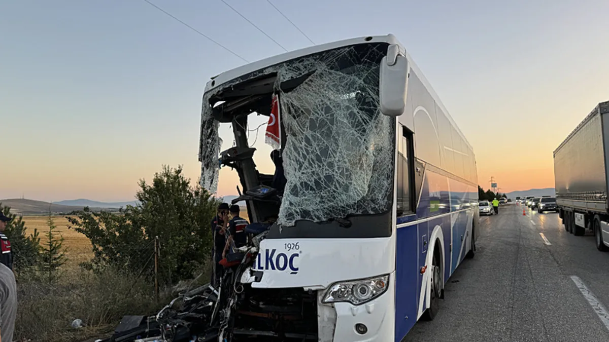 Yolcu otobüsü kamyona çarptı! Afyonkarahisar'da ölü ve yaralılar var...
