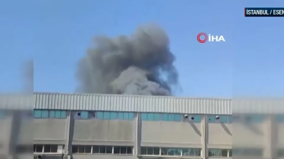 Esenyurt’ta çorap fabrikasında yangın çıktı