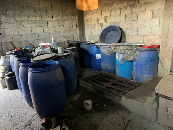 Adana'da imalathaneye dönüştürülen evde 4 bin litre sahte içki bulundu - 1