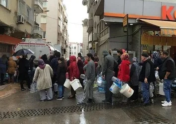 İzmir'de vatandaşlar çatıdan akan suları toplamaya başladı