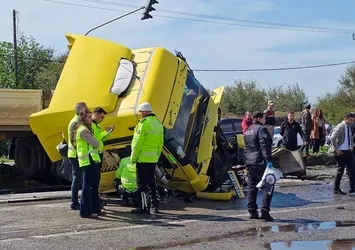 Hatay'da katliam gibi kaza! Tır karşı şeride geçti otomobili altına aldı: 6 ölü, 1 yaralı