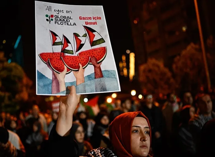 sumud-filosuna-isgalci-israilden-saldiri-turkiye-ve-dunya-ulkeleri-ayakta-vatandaslar-sokaga-cikarak-protesto-1759360416948.jpg FOTO: AA