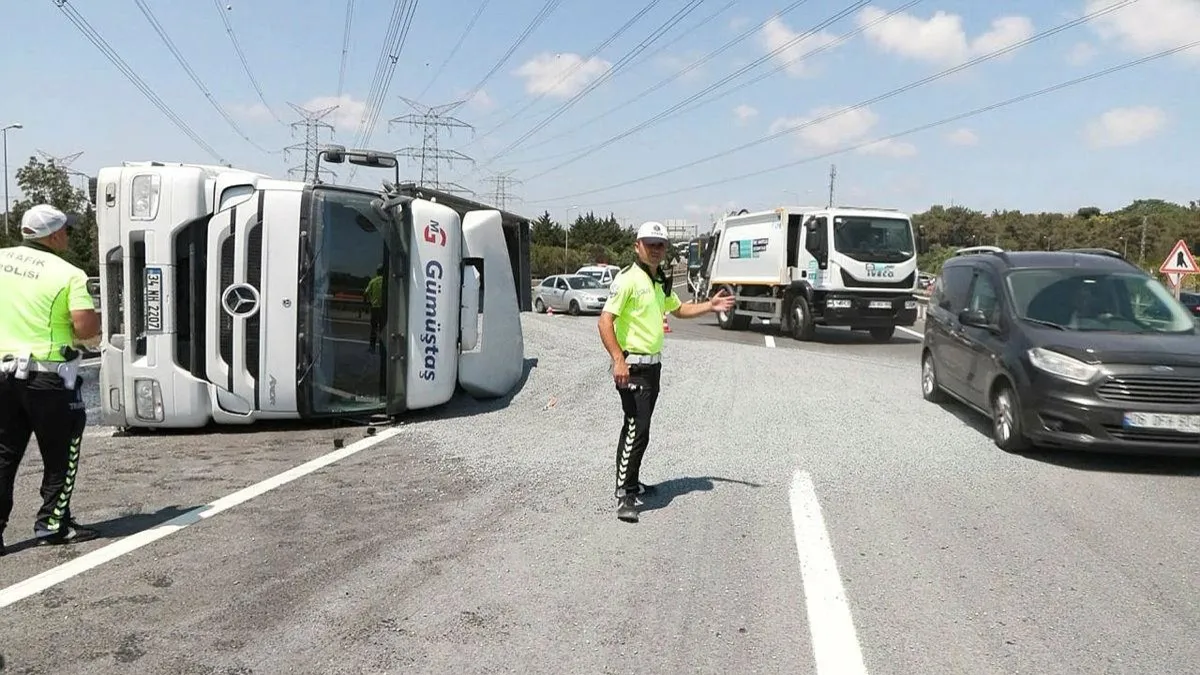 Eyüpsultan'da mıcır yüklü kamyon yan yattı! Trafik felç oldu