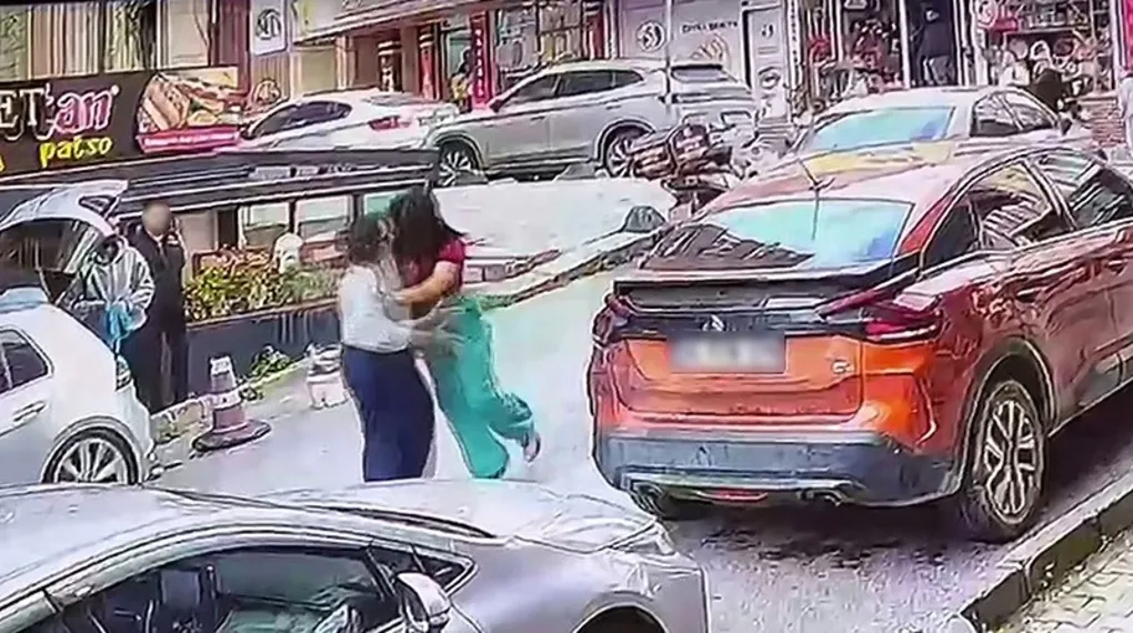 Kadın sürücü tartıştığı kadına kafa attı