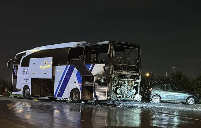 umraniyede-yolcu-otobusunde-can-pazari-alevlere-tesli-oldu-1754511432637.jpeg (Foto: AA)