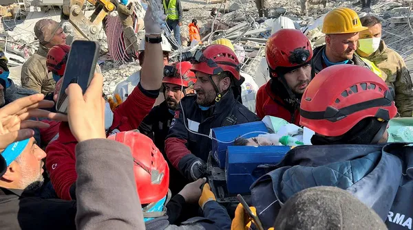 156 saat sonra enkazdan kurtulan depremzedenin ilk isteği gülümsetti - 2