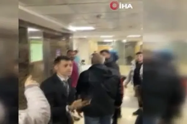 istanbulda-ozel-hastanede-skandal-hasta-yakini-doktordan-suphelendi-bashekim-ben-bu-adami-tanimiyorum-dedi-1671181351075.jpg İstanbul’da özel hastanede skandal! Hasta yakını doktordan şüphelendi | Başhekim “Ben bu adamı tanımıyorum” dedi - 3