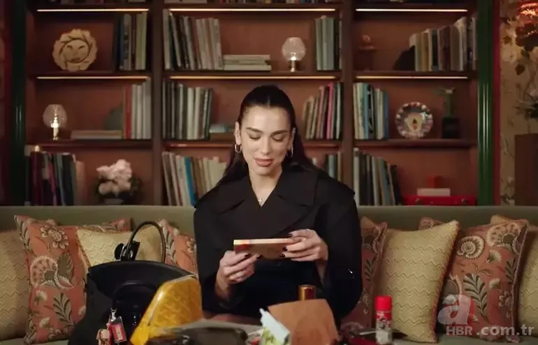 Yanından ayırmıyor! Dua Lipa'nın çantasından çıkanlar şaşırttı 4