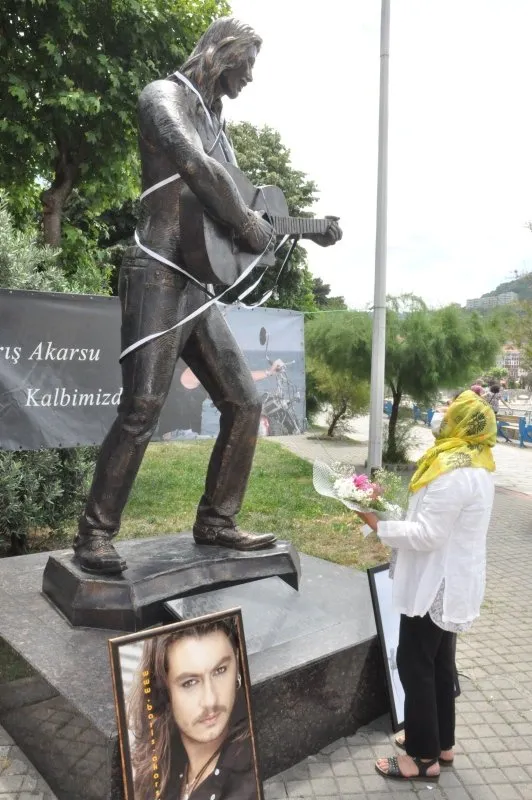 Barış Akarsu doğum gününde mezarı başında anıldı