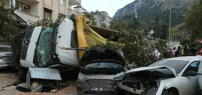 Freni boşalan hafriyat kamyonu araçları kağıt gibi ezdi! Yer: Hatay
