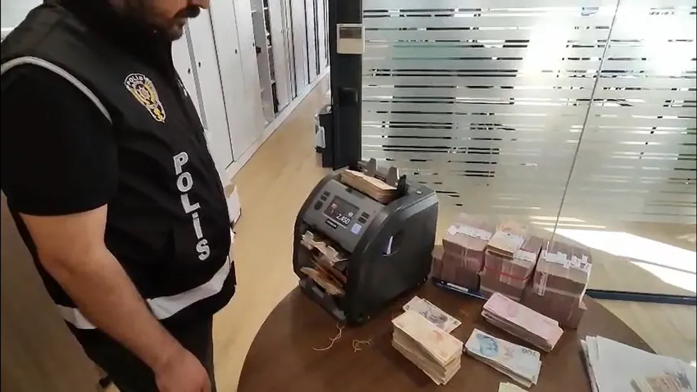 alihan-kuris-ikinci-evdeki-gizli-bolmede-yakalandi-telefonunu-evde-birakip-kacmis-1786690593013.jpg Alihan Kuriş ikinci evdeki gizli bölmede yakalandı! Telefonunu evde bırakıp kaçmış - 2