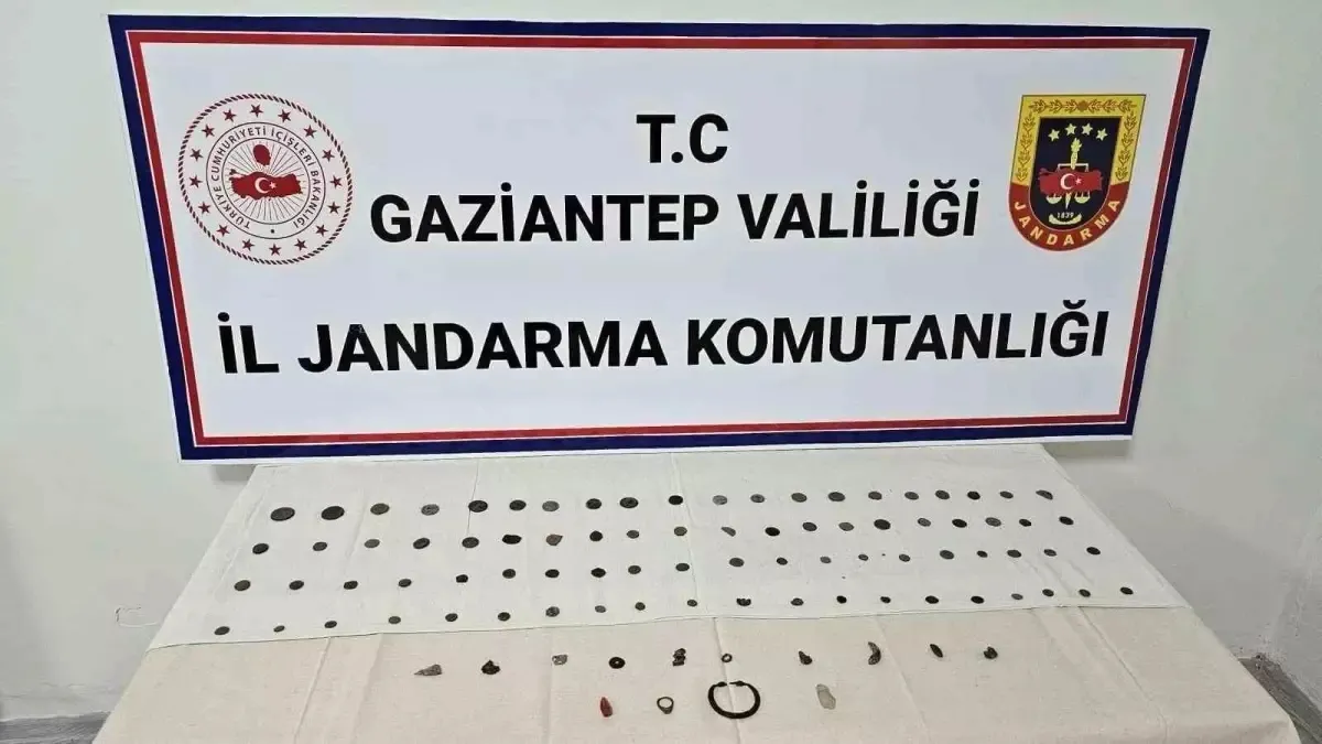 Gaziantep'te tarihi eser niteliğinde 80 sikke ile 14 obje ele geçirildi