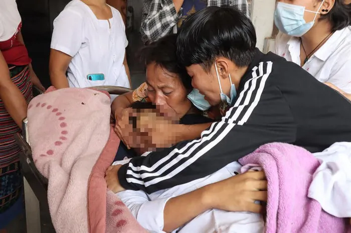 Myanmar'da darbeciler 7 yaşındaki kız çocuğunu babasının kucağında vurdu! 'Sessiz' protesto başladı! - 1