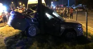 Kağıt gibi ezilen araçtan sağ çıktılar