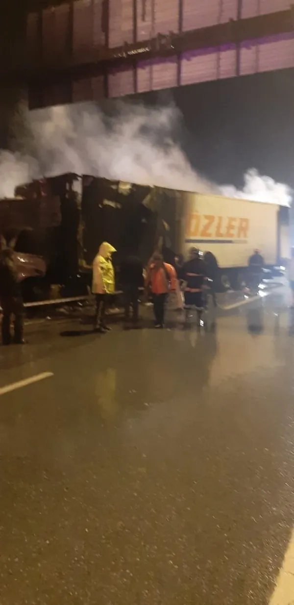 Mersin’de kaza sonrası TIR alev aldı! Araca sıkışan şoför yanarak can verdi - 4