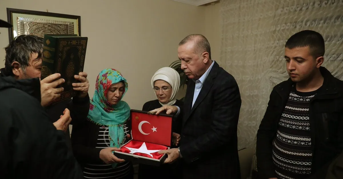 Son dakika: Başkan Erdoğan'dan İdlib şehidi Uzman Çavuş Emre Baysal’ın ailesine taziye ziyareti | Video