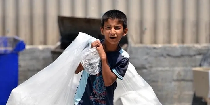 11 yaşındaki cuma çöplerden plastik toplayarak ailesine destek oluyor