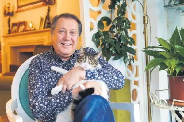 Usta sanatçı Ahmet Özhan’dan dikkat çeken sözler: Cumhurbaşkanımız dolara da one minute dedi