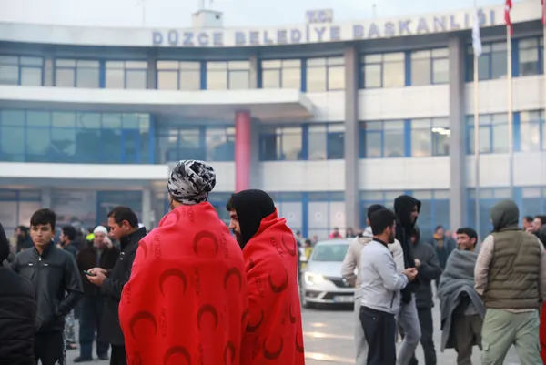 Devlet milletinin yanında! Düzce'deki depremde halkın ihtiyaçlarına dört koldan destek - 3