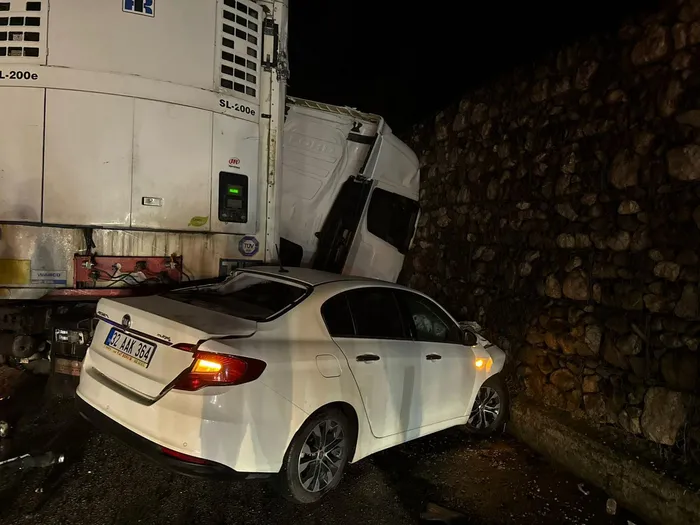 burdurda-zincirleme-felaket-tunelde-can-pazari-2-olu-7-yarali-1769363146789.jpg Fotoğraf (AA)