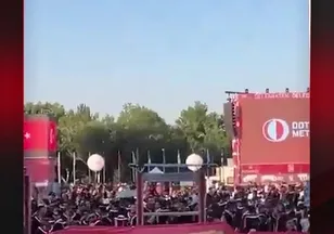MEZUNİYET TÖRENİNDE LGBT PAÇAVRASI AÇILDI!
