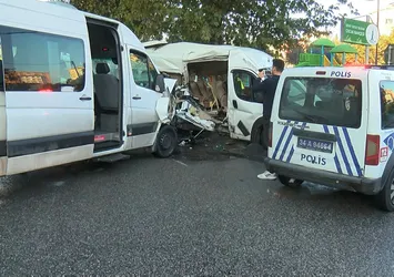 Sancaktepe'de servis minibüsleri çarpıştı!