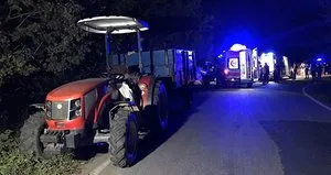 Fındık işçilerini taşıyan traktör devrildi