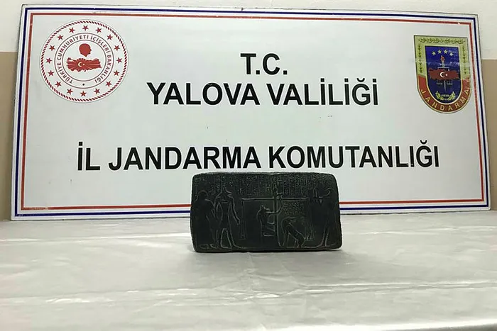 Yalova'da Mısır dönemine ait olduğu iddia edilen bir tablet ele geçirildi - 1