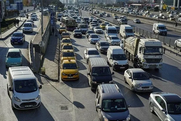 Toplu taşımalardaki yetersizlik İstanbul trafiğini arap saçına çevirdi - 2