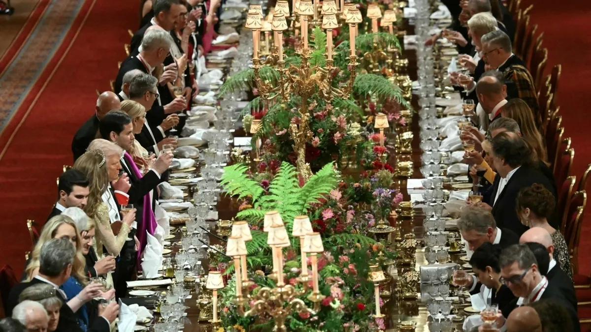 İngilizlerden Trump'a 'kral' sofrası! Gazze'de ise çocuklar açlıktan ölüyor