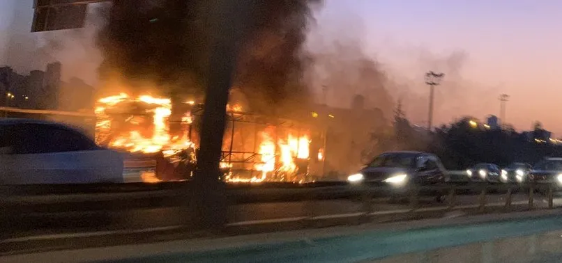 İstanbul TEM otoyolunda otobüs alev aldı!