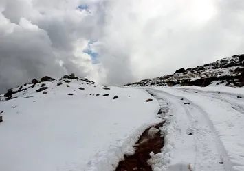 Kar yağışı Erzurum'da okulları tatil etti