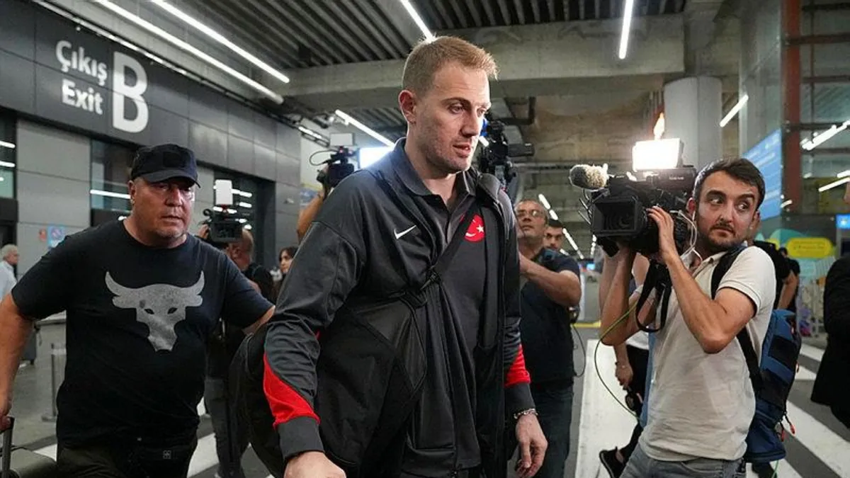 A Milli Takım yurda döndü! "Finalde olmayı hak etmiştik"