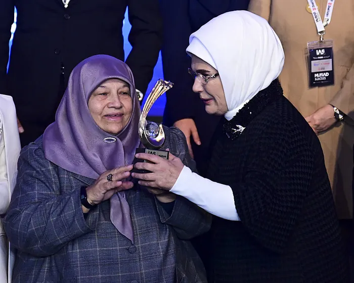 emine-erdogan-uluslararasi-farkindalik-zirvesinde-konustu-kadinlar-kalkinmanin-lokomotif-gucudur-1729360122005.jpg Emine Erdoğan, Uluslararası Farkındalık Zirvesi'nde konuştu: Kadınlar kalkınmanın lokomotif gücüdür - 2