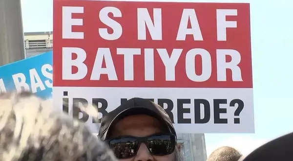İETT’ye bağlı özel halk otobüsü sahipleri isyan etti! İBB binası önünde protesto: Araçlarımızda şoförlerimiz çalışamayacak durumda