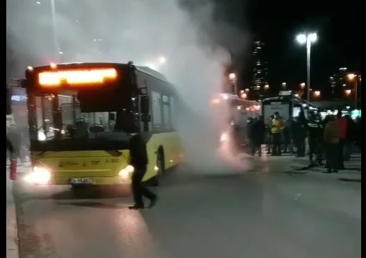 Bir İETT klasiği! Dumanlar içinde kalan İETT otobüsü vatandaşların cep telefonu kameralarına yansıdı