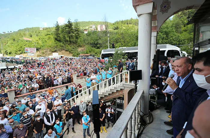 Son dakika: Başkan Erdoğan sel felaketinin yaşandığı Kastamonu'da! 3 il afet bölgesi ilan edildi! Yıkılan evler yeniden yapılacak - 4