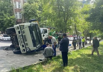 Rampada kayan kamyon devrildi! Kaldırımdaki kadın yaralandı